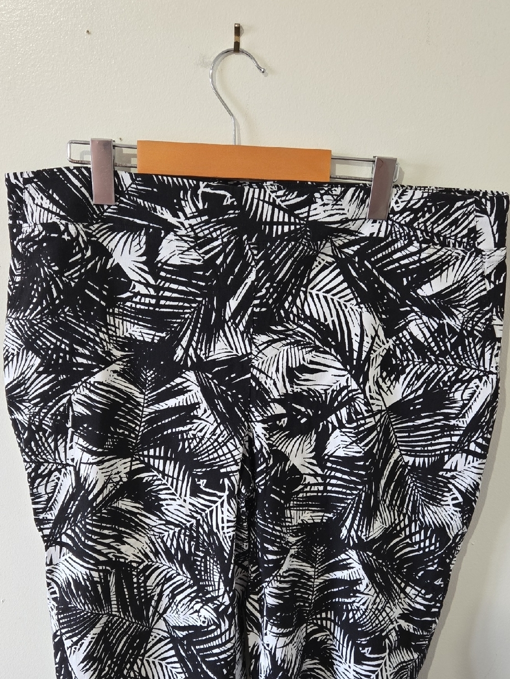Cynthia Rowley Ladies 18W Capris - Picture 3 of 8